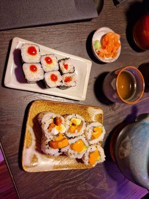 Hosomaki mit mariniertem Spargel und Uramaki mit Lachs, Avocado at Kansha in Munich