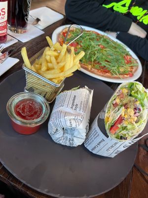 Falafel Wrap & Pizza Caprese at Else am See in Schuettorf