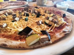 Vegane Pizza mit Aubergine und Zucchini at Else am See in Schuettorf