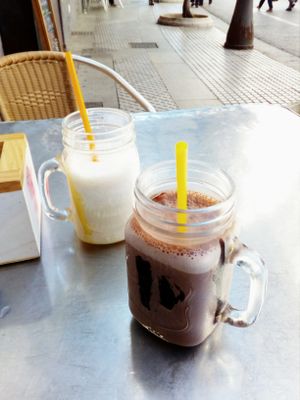Vanilla oat milkshake and chocolate soy milikshake at Top Coffee Shop in Cadiz