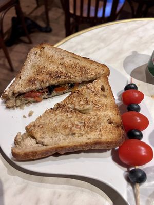 Tartine méditerranéenne olive/tomates/raisins   at Keck's Cafe Nature Shop in Vichy
