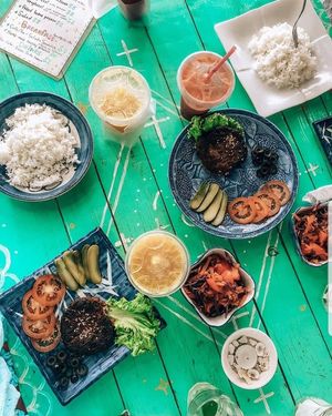 Some people like to order Vegi burger without bunts. Why not  at cHelloVegi in Kampot