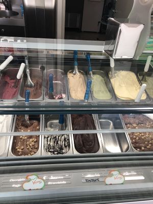 Blue handles indicate the vegan flavours  at Ice Cream in Crema