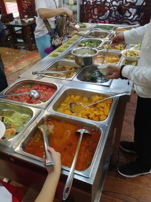 Errrryone diggin in, move fast or lose at Leshanzhai in Kunming