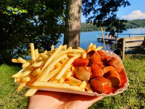 Vegane Currywurst mit Pommes at Strandbad Pilsensee in Seefeld