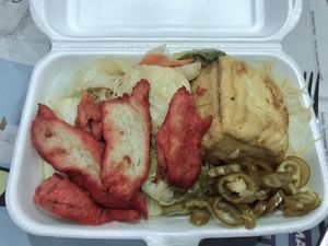 only $3.20 for a HUGE portion 👍🏻👍🏻👍🏻 at Vegetarian Stall - Kovan 209 in Northeast Singapore