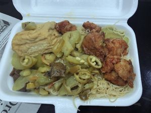 only $3.20 for a HUGE portion. i personally like this combo — yummy! 👍🏻👍🏻👍🏻 at Vegetarian Stall - Kovan 209 in Northeast Singapore