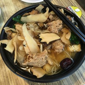 Herbal mee sua at R&J Cosy Corner 自在齋 - Boon Keng in Central Singapore