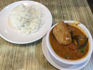 Curry fish rice at R&J Cosy Corner 自在齋 - Boon Keng in Central Singapore