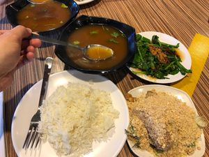 Tom yum sharks fin soup , Kai Lan and cereal prawn set meal at R&J Cosy Corner 自在齋 - Boon Keng in Central Singapore