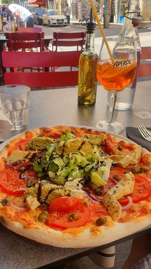 the pizza was very good and the servuce was even better! but there is only one vegan option and one vegeterian.. at La Piazza Papa in Lyon