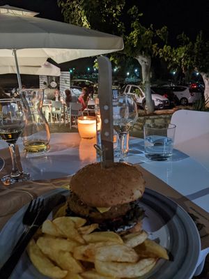 Cheeseburger at Pulse in Crete