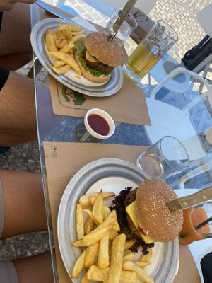 Cheeseburger mit Pommes   at Pulse in Crete