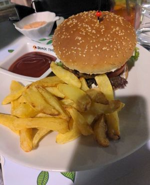 Burger at Pulse in Crete