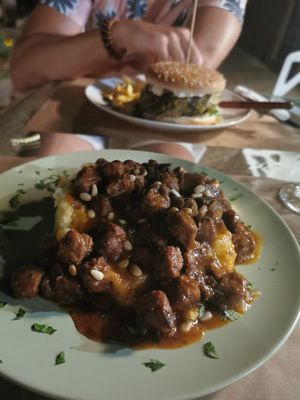 Beef casserole and cheese burger at Pulse in Crete