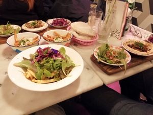 Vegan kapsalon, zoeteaardappelfrietjes, en pita's met vullingen (salade, hummus met een vleesvervanger, en rode kool) at HUmmUS in The Hague