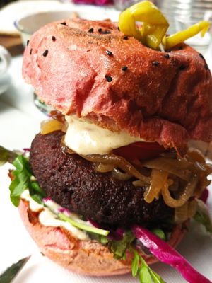 Fenomenale burger at HUmmUS in The Hague