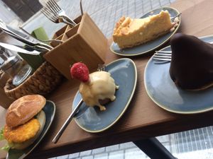 Kein-Schnitzel Semmel, Erdbeerbombe, Käsekuchen und Granatsplitter  at Zuhause in Augsburg