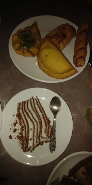 Karobtorte, Teigtasche mit Mangold, Kartoffelburek, Wurst im Teigmantel at Paradise Food in Budva