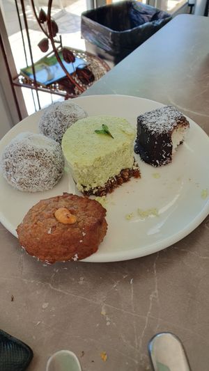 Al centro la cheesecake alla menta, il resto era tutto cioccolato/banana/cocco/arachidi at Paradise Food in Budva