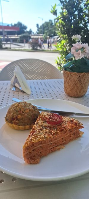 Lasanha e um salgado com nome indecifrável, mas delicioso at Paradise Food in Budva