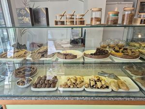 מקום עם מבחר ענק של מאכלים - מלוחים ומתוקים, טבעוני בלבד! בעלת המקום לילה מאוד חביבה ושירותית. המקום  at Paradise Food in Budva