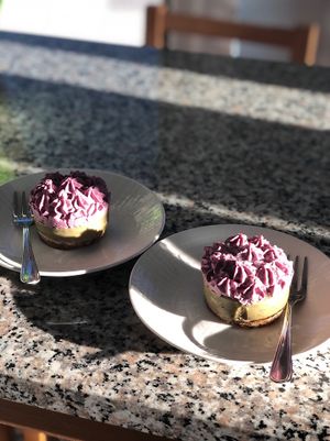 Очень вкусный  сыроедческий чизкейк из авокадо) at Paradise Food in Budva