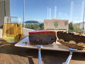 Leckere Kuchen, auch außer Haus at Paradise Food in Budva