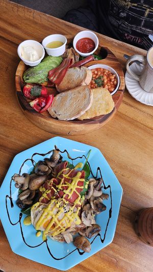 Big breakfast and vegan bacon benny with added mushrooms at Doko Demo V in West Burleigh