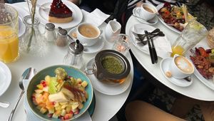 Veganes Frühstück, Veganer Kuchen und Obstsalat   at Cafe Anna Blume in Berlin