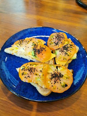 Tosta tomate & aguacate + keso at La Tienda de Los Unicornios in Granada