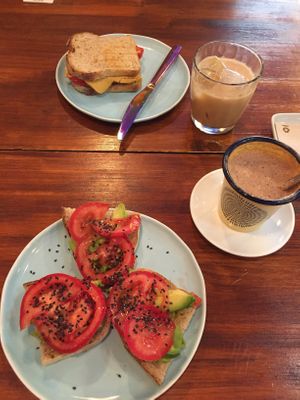Cacao y tostadas de tomate y aguacate at La Tienda de Los Unicornios in Granada