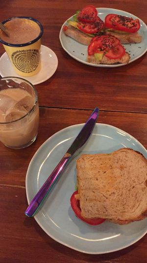 Te chai con leche y hielo y sandwhich de queso vegano, tomate y aguacate at La Tienda de Los Unicornios in Granada