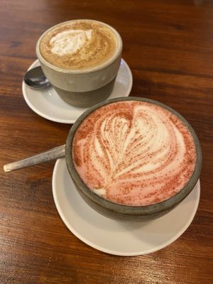 Red velvet latte and dirty chai latte   at La Tienda de Los Unicornios in Granada