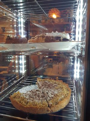 Cake exhibit at La Tienda de Los Unicornios in Granada