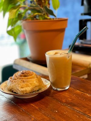 Roll de canela at La Tienda de Los Unicornios in Granada