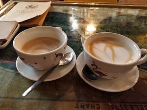 Oat milk capuccinos, we couldn't wait to have a first sip before taking the pic for the review ;) at La Tienda de Los Unicornios in Granada