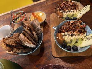 A si bowl with guac and humus dip starters   at La Tienda de Los Unicornios in Granada