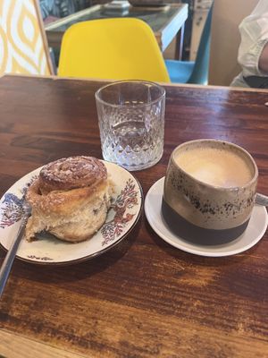 Cinnamon roll & dirty chai  at La Tienda de Los Unicornios in Granada