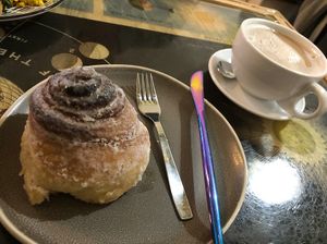 Rollo de canela y chai   at La Tienda de Los Unicornios in Granada