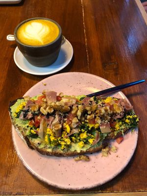 Tostada de aguacate, bacon, nueces… y golden latte  at La Tienda de Los Unicornios in Granada