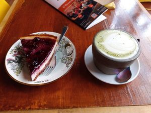 Mi merienda favorita es un matcha latte y una porción de cheesecake. at La Tienda de Los Unicornios in Granada