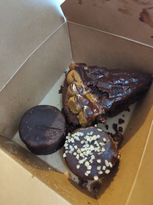 Brownie e alfajor at La Tienda de Los Unicornios in Granada