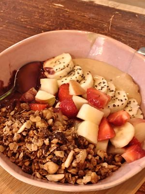 Açai bowl at La Tienda de Los Unicornios in Granada