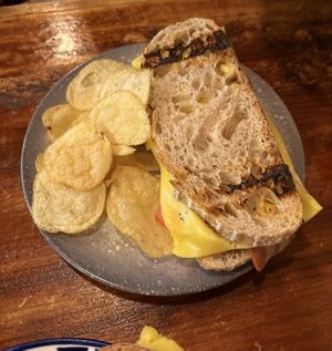 Sandwich de queso, bacon and tomate   at La Tienda de Los Unicornios in Granada