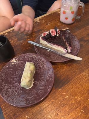 Snickers bar and cheesecakee  at La Tienda de Los Unicornios in Granada