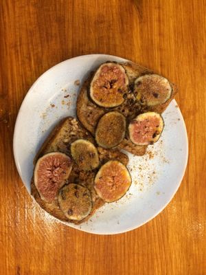 Peanut butter and fig toast at La Tienda de Los Unicornios in Granada