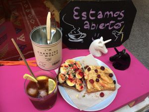 Lemon cold brew coffee goes great with our sweet toasts at La Tienda de Los Unicornios in Granada