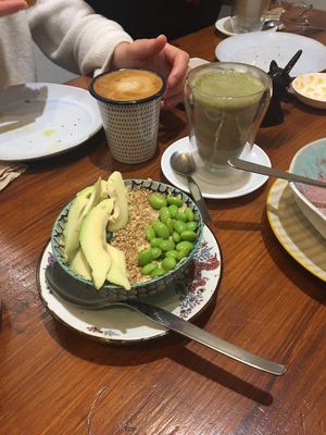 Cuenco sirenita. Gachas con aguacate, edamame, sésamo. Delicioso! at La Tienda de Los Unicornios in Granada