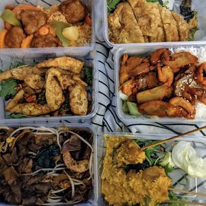 Top left Clockwise: Sweet and sour pork and rice 👍, lemon chicken 👎, pork and duck 👍, satay chicken 👍   Char Quay Tow 👍, prawns 👍👎 at Vegie Mum in Fitzroy